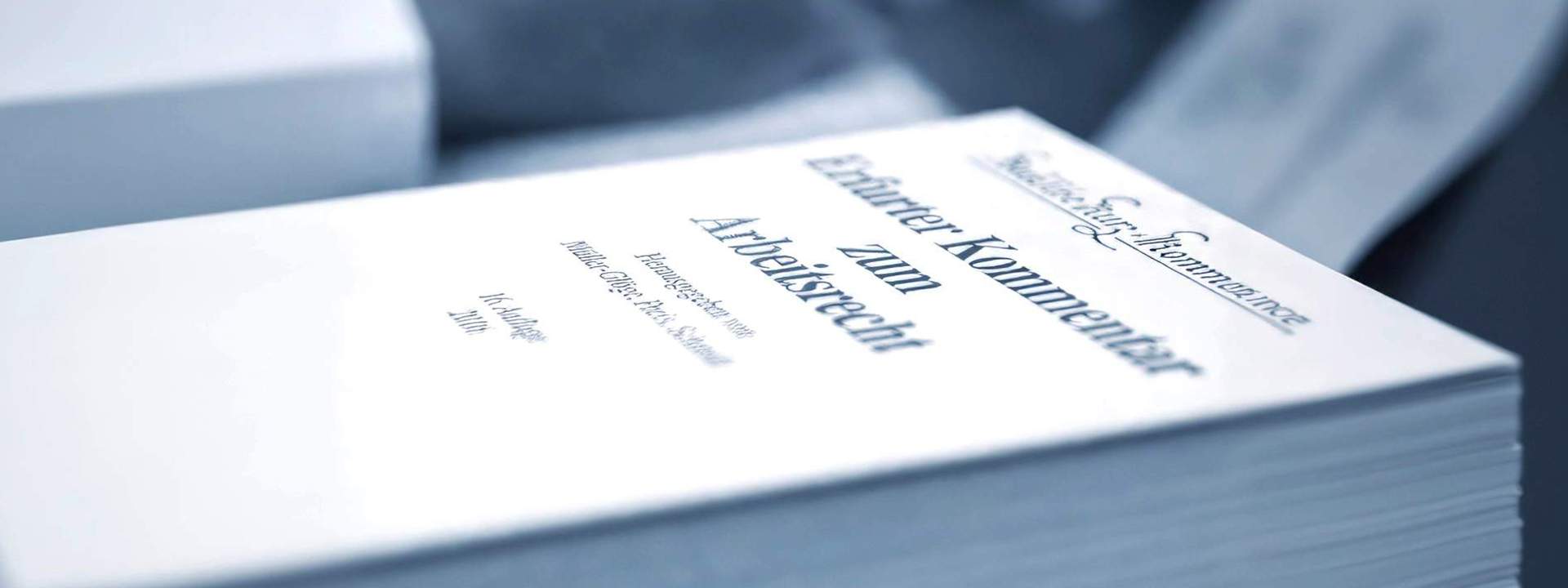 Professionelle Rechtsberatung – Visitenkarten als Symbol für Erreichbarkeit und Mandantenkontakt